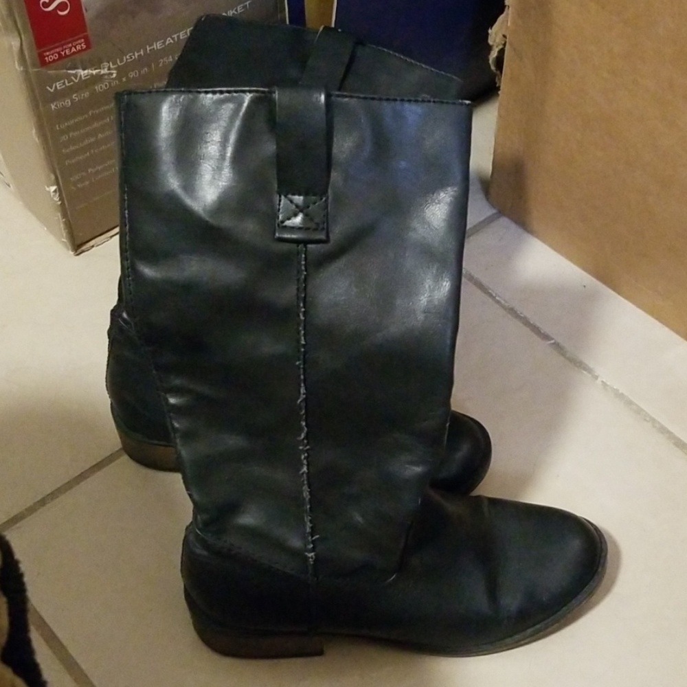 Black no zipper boots